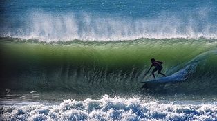 Ignacio Ruggiero, ganador en M18, surfea un olón mayor a dos metros. Los pibes se bancaron condiciones muy exigentes.
