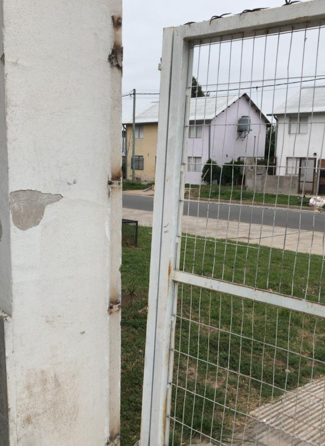 El portón de la escuela Balseiro violentado anoche. El portón de la escuela Balseiro violentado anoche.