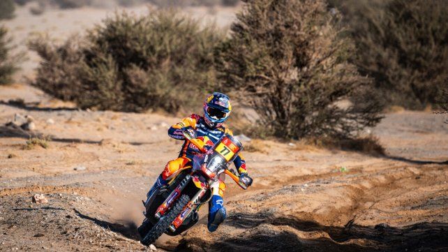Luciano Benavides ayudó a un colega, ganó la etapa 8 y sueña en motos