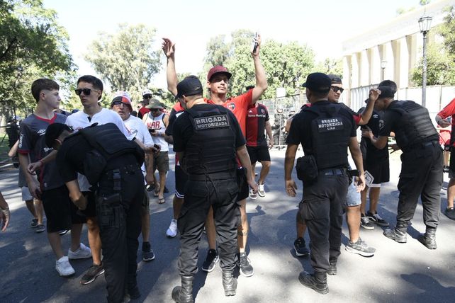Todo el mundo llegó tranquilo al Coloso y entró al estadio después de la requisa policial.