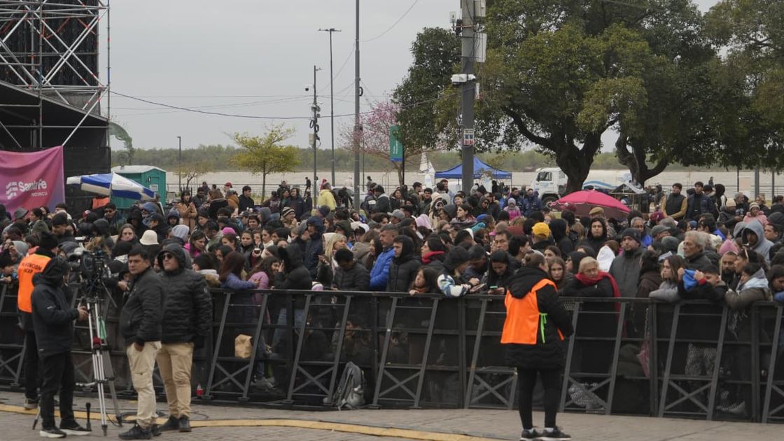 El público comenzó a llegar al Monumento para la ceremonia de apertura de los Juegos Suramericanos.