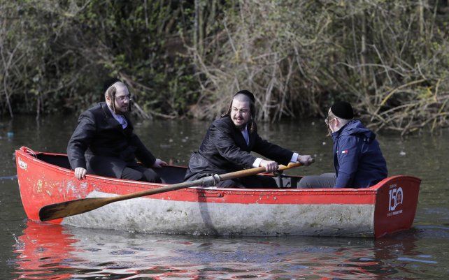 La gente disfruta de un lago con botes en Finsbury Park, mientras las medidas de restricciones comienzan a relajarse en Londres,