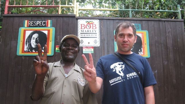 El músico y periodista argentino Daniel Flores en la casa nata del Bob Marley en Jamaica