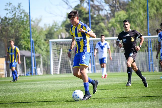Thiago Ponce anotó uno de los goles en la victoria de Central en Liniers. El 9 viene de estar en el banco en primera.