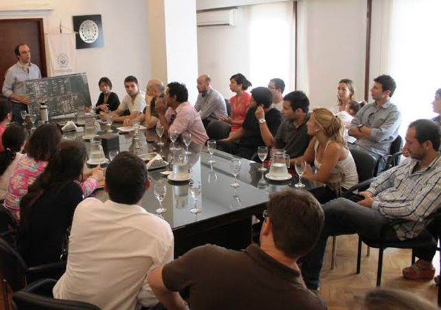 Diálogo. El mandatario santafesino escuchó los reclamos de los futuros habitantes de este barrio del norte.