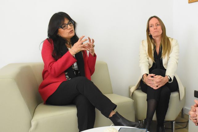 Julissa Mantilla Falcón y la ministra coordinadora de la Oficina de Género, Margarita Zabalza
