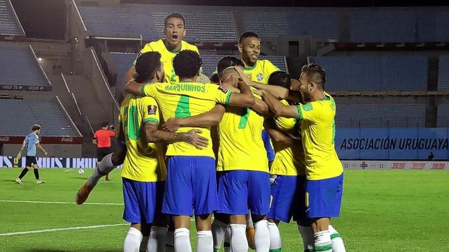 Brasil se afirmó en la punta con una victoria ante Uruguay