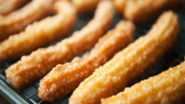 Te proponemos una receta ideal para días lluviosos: churros rellenos de dulce de leche