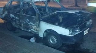 Quemacoches: incendiaron un auto de la Uocra en el macrocentro santafesino