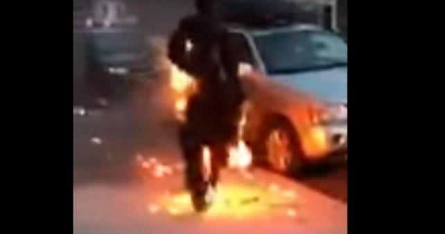 El hombre se prendió fuego y salió a caminar.