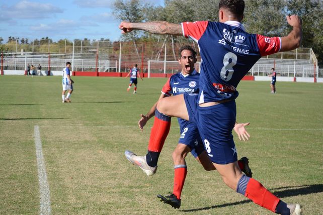 Primera C. Facundo Galli marcó el primero de Central Córdoba y Paulo Killer busca asociarse al festejo. El Matador ganó bien de la mano de Cacho Sialle.&nbsp; 