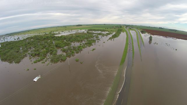 Persisten los problemas para circular por varias rutas de la provincia por la acumulación de agua