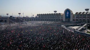 Irán reclama venganza en los funerales del asesinado líder supremo