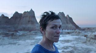 Frances McDormand en “Nomadland”, el premiado filme de Chloé Zhao.