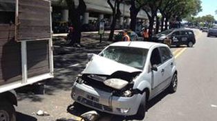 Un turista se colgó del auto de los ladrones, chocaron y pudo recuperar su mochila