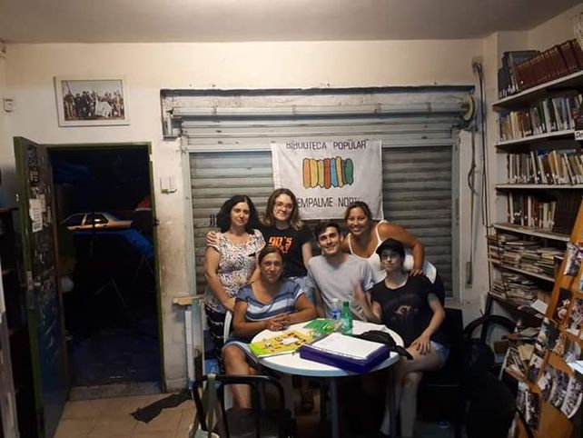 Emanuel Navarro (en el centro) se sumó al relevamiento que realizan los voluntarios en Empalme Graneros