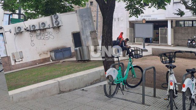 Suciedad y ratas a metros de una escuela y en plena peatonal producto de un contenedor de basura.