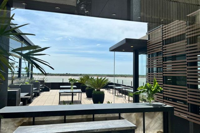 El complejo gastronómico al lado de los Silos Davis luce una terraza recién estrenada y con vista al Río Paraná.