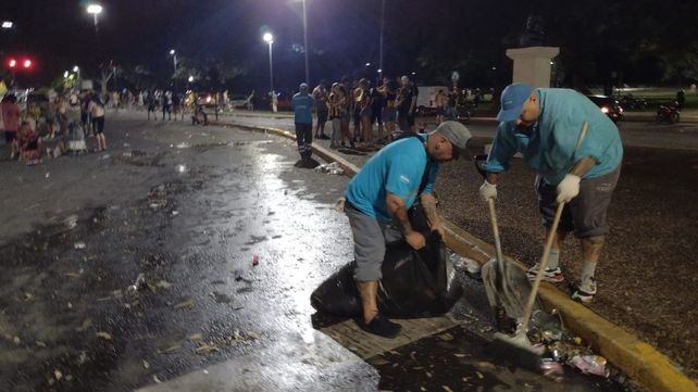 La Municipalidad desplegó un amplio operativo de limpieza tras los festejos de Central