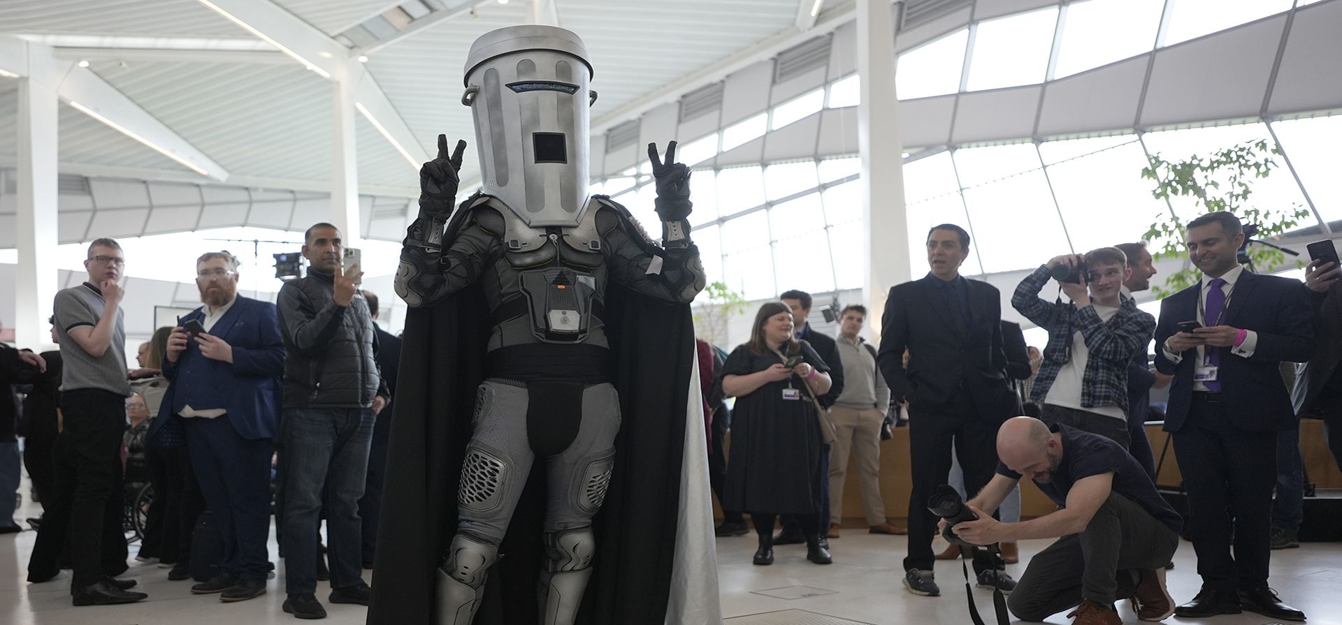 El conde Binface, candidato a la elección de alcalde de Londres, posa para las cámaras durante el resultado del conteo en el Ayuntamiento de Londres, el sábado 4 de mayo de 2024. (Foto AP/Alastair Grant)