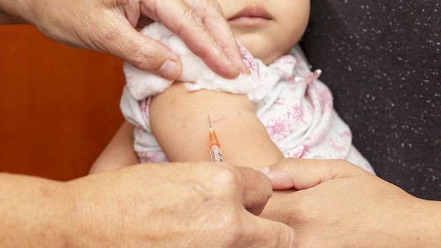 Desde 2026 la segunda dosis de vacuna triple viral se aplicará a los 15 meses para reducir período de susceptibilidad al sarampión