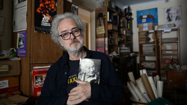 El cineasta en su estudio junto a los materiales de sus principales películas y un retrato de Leticia Cossettini.