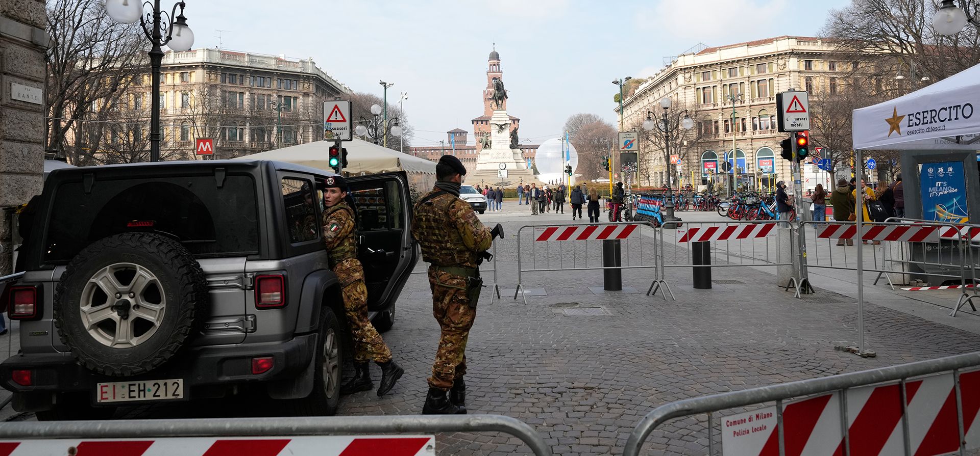 Soldados italianos patrullan cerca del Castillo Sforzesco antes de los Juegos Olímpicos de Invierno de 2026, en Milán, Italia, el viernes 30 de enero de 2026. (Foto AP/Luca Bruno) Soldados italianos patrullan cerca del Castillo Sforzesco antes de los Juegos Olímpicos de Invierno de 2026, en Milán, Italia, el viernes 30 de enero de 2026. (Foto AP/Luca Bruno)