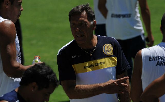 Convencido. El DT auriazul bancó a sus jugadores