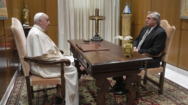 Francisco y Alberto Fernández durante una de las reuniones que mantuvieron en el Vaticano.