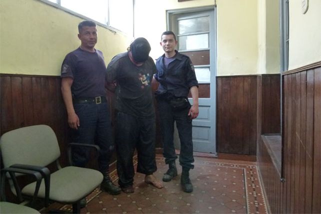 Le tiró a dos policías e impactó con seis balazos a un patrullero