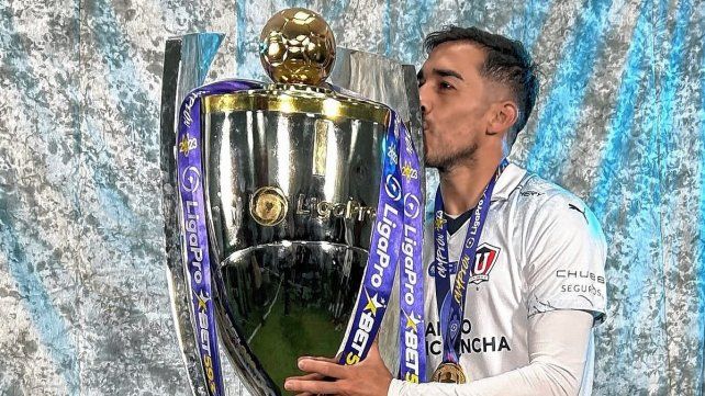 Lisandro Alzugaray con la copa.