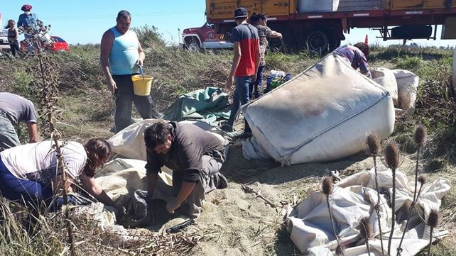 Las personas cargaron la yerba en lo que ten&iacute;an a mano.&nbsp;