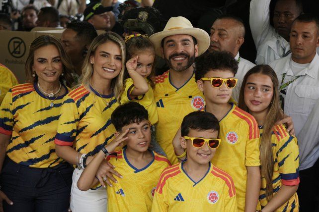 Abelardo De la Espriella posa con su familia antes de votar en Barranquilla.