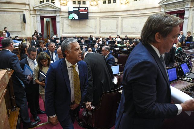 Senadores de la oposición se retiran de sus bancadas tras cruces y acusaciones con el oficialismo.