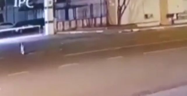 Un video muestra a un supuesto extraterrestre caminando por la calle