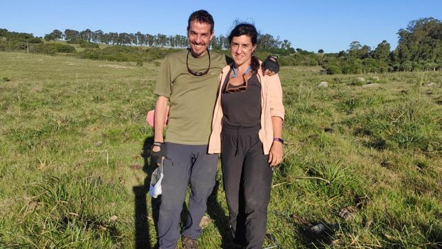 Gervasio Piñeiro y Paula Berenstecher trabajando en un proyecto centrado en el impacto de la ganadería sobre el carbono del suelo.