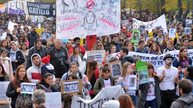 Una de las marchas en la que familiares y vecinos pidieron justicia por las víctimas de la masacre de los policías..