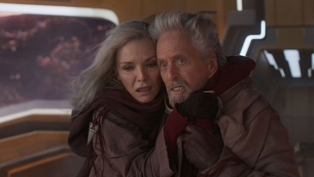 Michelle Pfeiffer y Michael Douglas se destacan en Ant-Man and The Wasp: Quantumania.