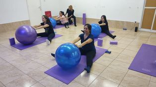 Gimnasia con esferas durante el embarazo en el Instituto Mirta de Fussi