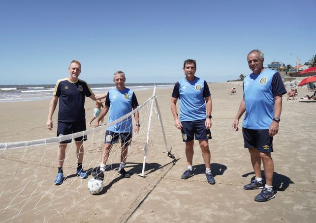Parte del cuerpo técnico de Central posó para la foto en un alto del fútbol-tenis.