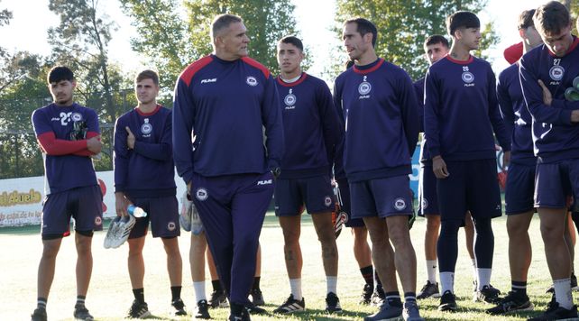 Primera C. Cacho Sialle junto al plantel en la presentación como DT. &nbsp;El experimentado técnico pisará el Gabino Sosa después de 32 años. &nbsp; 