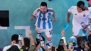 Lionel Messi, el puño cerrado y la gente. Un Leo bien maradoniano.