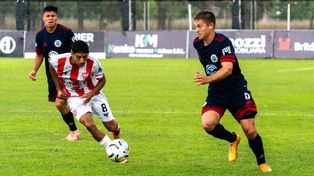 Mario Senra intenta un ataque para Leones FC. El marcador lateral fue el autor del tanto del empate para el equipo de Alvear.