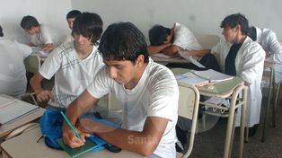 Cada año más jóvenes vuelven a la escuela pero la mayoría repite