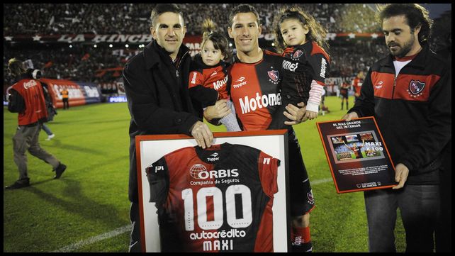 Homenaje al cumplir su partido número 100 con la camiseta de  Newell