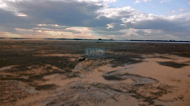 Bajante: grupo de canotaje cruzó el río Paraná caminando