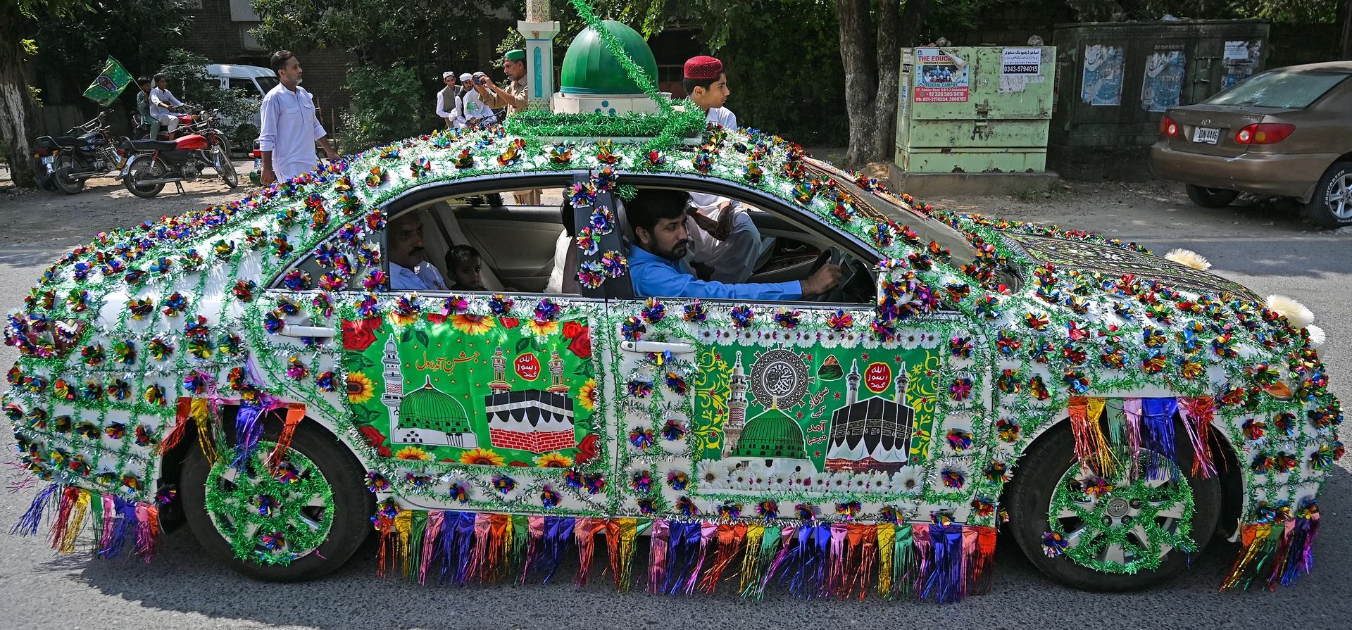 Musulmanes suníes en un vehículo decorado mientras participan en una manifestación para celebrar Eid-e-Milad-un-Nabi, el cumpleaños del Profeta Muhammad, Islamabad, Pakistán. Fotografía: Aamir Qureshi/AFP/Getty Images Musulmanes suníes en un vehículo decorado mientras participan en una manifestación para celebrar Eid-e-Milad-un-Nabi, el cumpleaños del Profeta Muhammad, Islamabad, Pakistán. Fotografía: Aamir Qureshi/AFP/Getty Images