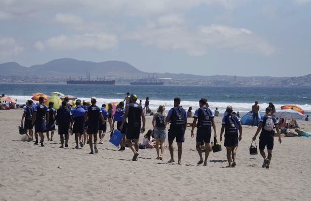 El mar imponente de fondo y los jugadores canallas encaminándose hacia la orilla.