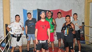 El promotor y entrenador Carlos Lemos junto al grupo de boxeadores amateurs del Club Colón.