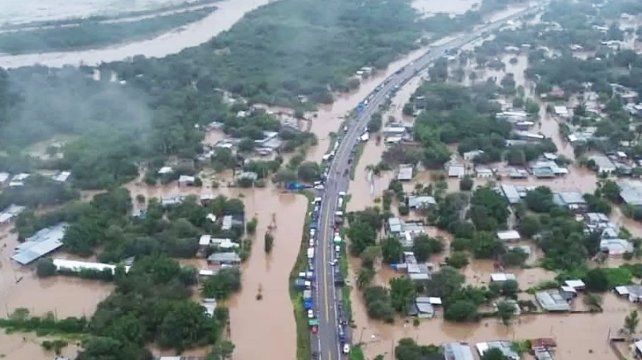 Localidades de Tucumán sufieron inundaciones tras el temporal. Suspendieron las clases y vecinos pasaron la noche en las rutas por la crecida de ríos